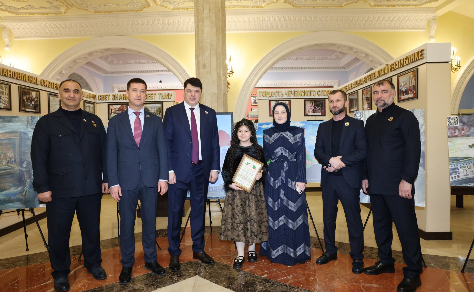 Дмитрий Василенко представил в Чеченской Республике выставку детского рисунка, посвященную 80-летию полного освобождения Ленинграда от фашистской блокады