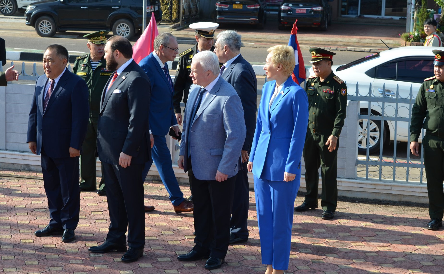 Российские парламентарии возложили цветы к памятнику советским летчикам транспортной авиации во Вьентьяне, участвовавшим в боевых действиях в Индокитае в годы американской агрессии с 1960 по 1973 годы
