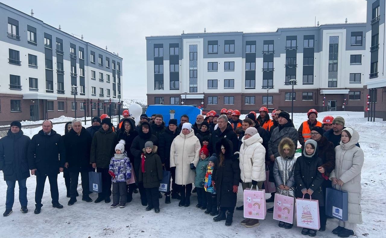 Айрат Гибатдинов совместно с губернатором области Алексеем Русских проконтролировал завершение строительства пяти новых жилых домов