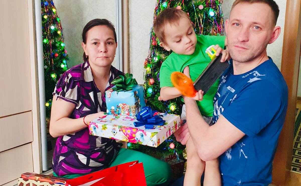 Андрей Хапочкин в рамках акции «Ёлка желаний» передал подарки детям в отдалённые районы острова Сахалин