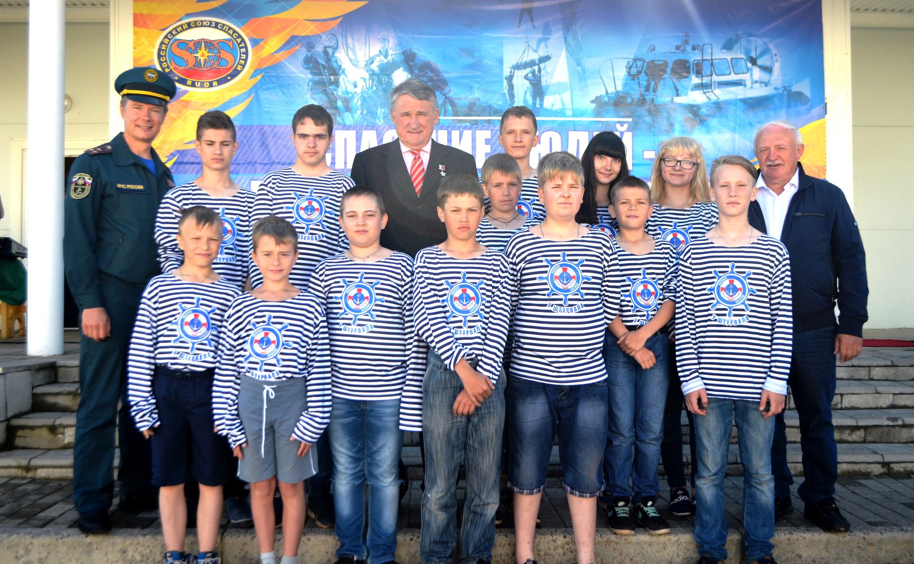 Заместитель Председателя СФ Ю. Воробьев с юными моряками