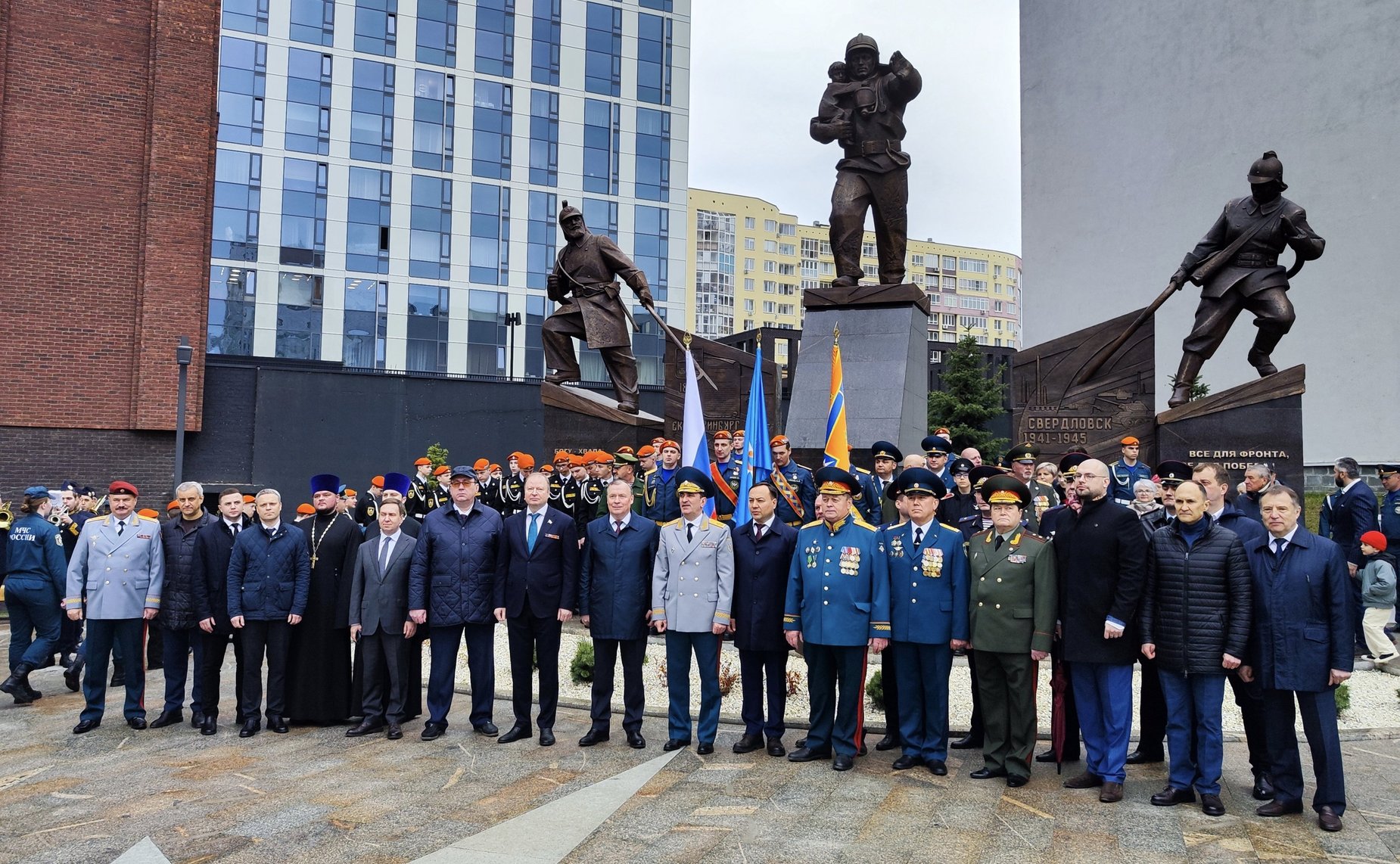 Виктор Шептий принял участие в церемонии открытия памятника пожарным и спасателям в Екатеринбурге