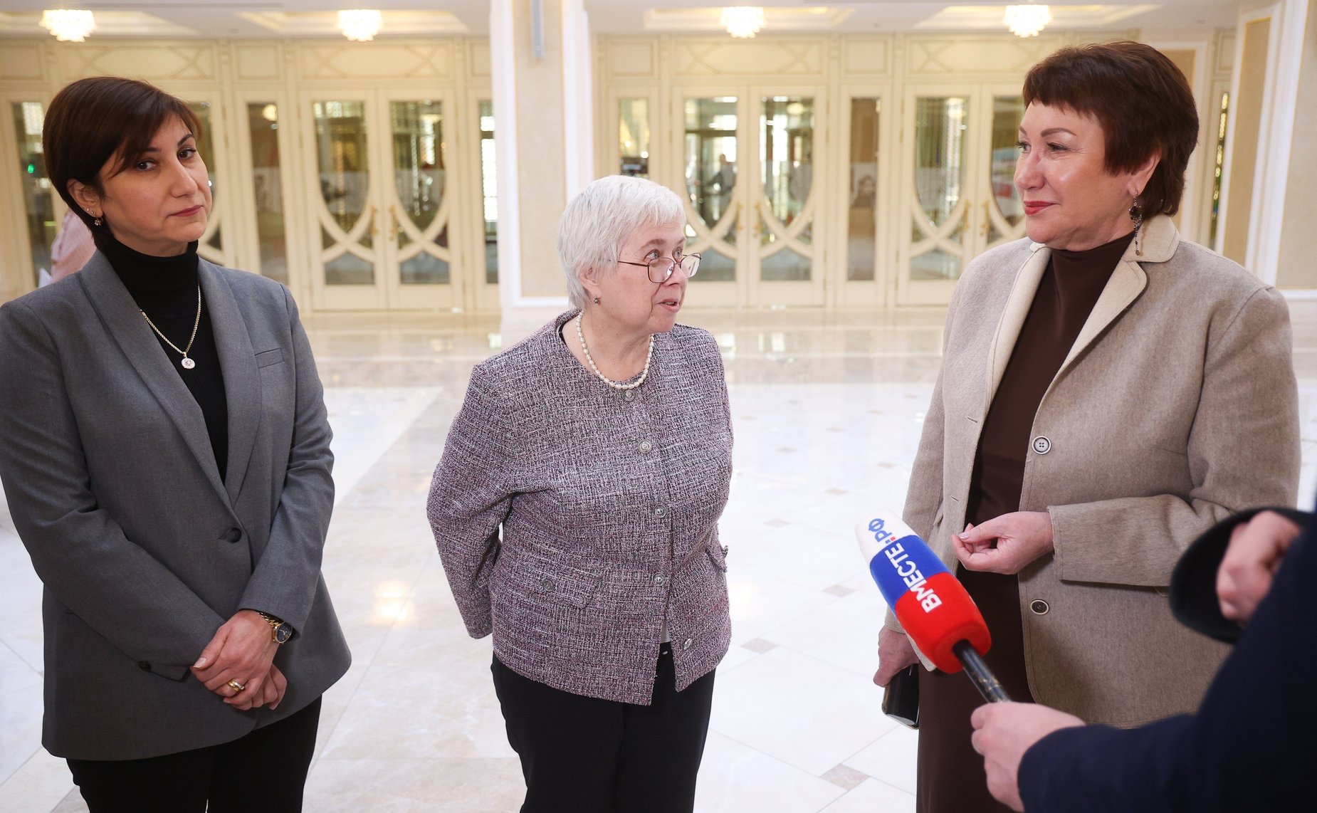 В рамках Дней Воронежской области в Совете Федерации сенаторы РФ приняли участие в осмотре фотовыставки, посвященной редким (орфанным) заболеваниям «В России важен каждый»