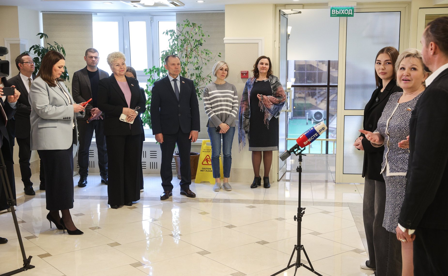 В Совете Федерации открылась выставка «Уголь Донбасса» работ Сергея Марченко