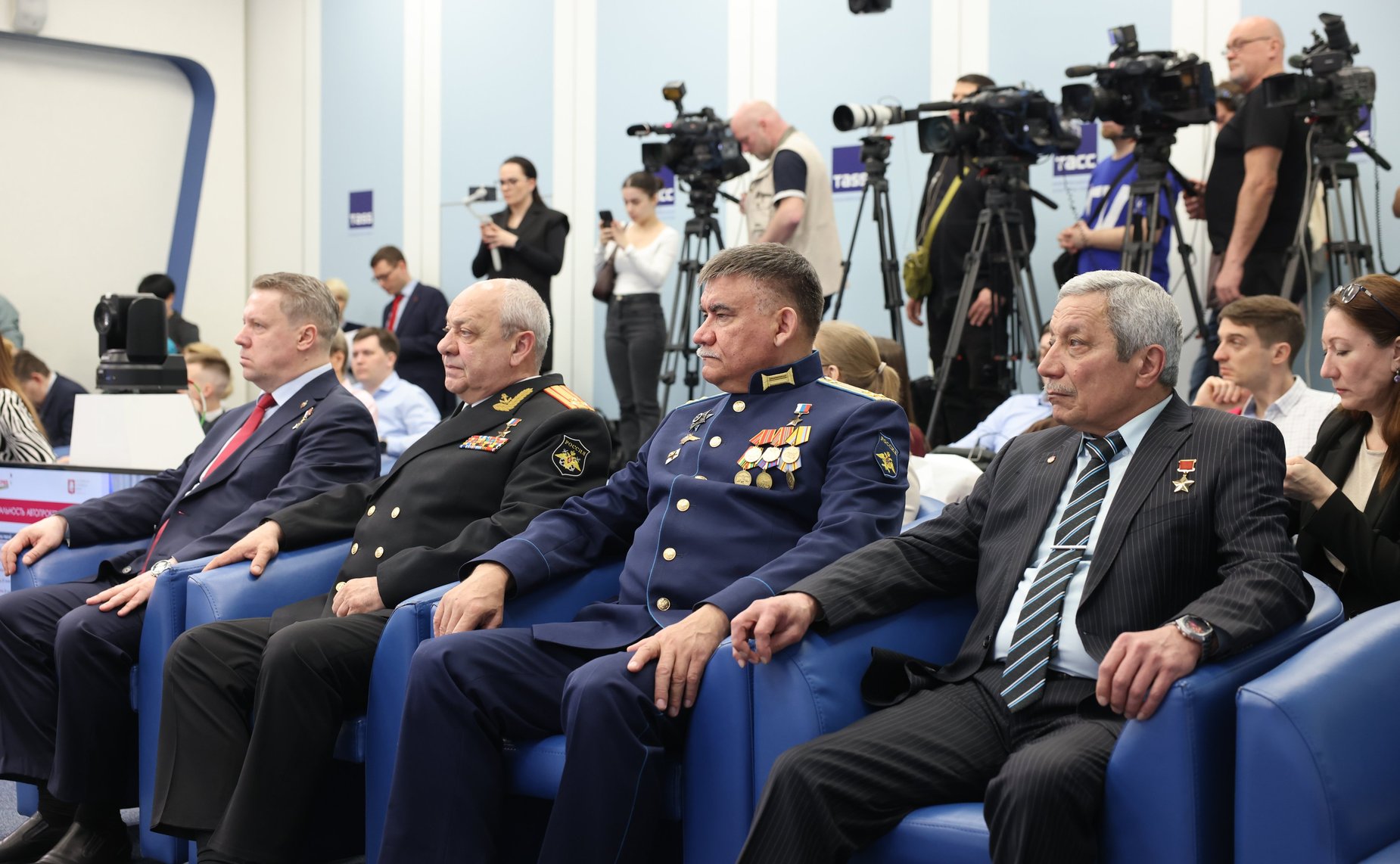 В пресс-центре ТАСС председатель Комитета СФ по федеративному устройству, региональной политике,МСУ и делам Севера Андрей Шевченко принял участие в пресс-конференции, посвященной запуску патриотического проекта «Города-герои – города Героев»