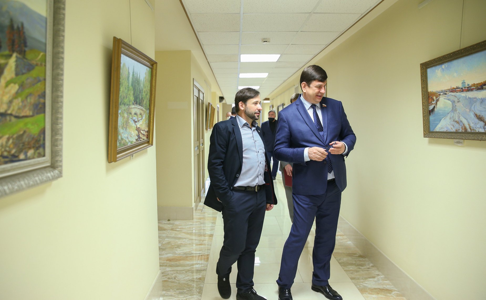 Виктор Смирнов открыл в Совете Федерации выставку работ московского художника Алексея Буртасенкова «Я помню чудное мгновение»