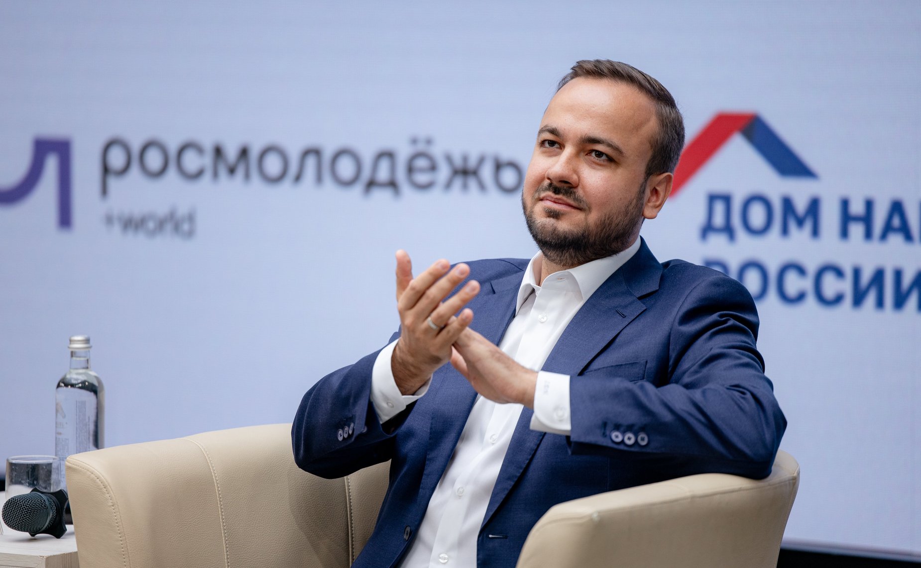 В Смоленске прошла патриотическая экспедиция «Код непокорённых» с участием молодых активистов из разных регионов России и Беларуси. Пленарная дискуссия проекта «Код непокоренных»