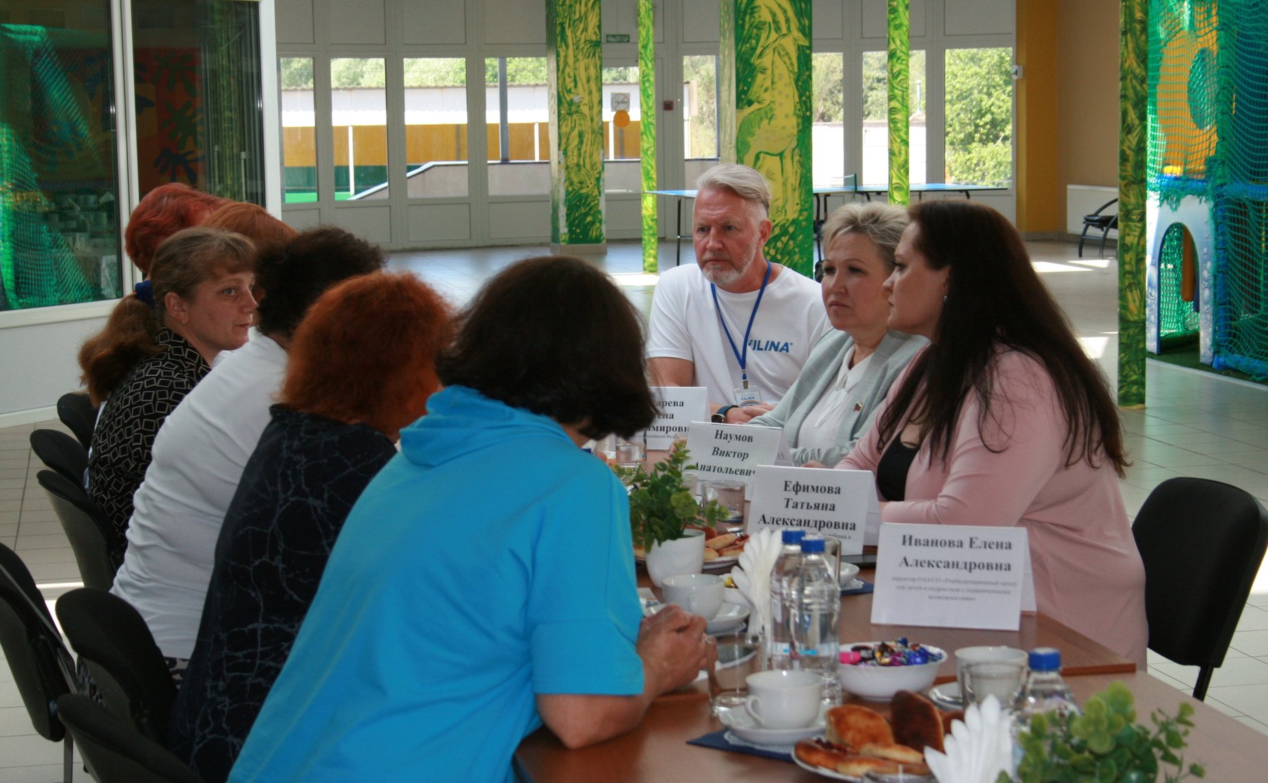 Елена Писарева в Новгородском реабилитационном центре побеседовала с родителями и приняла участие в проведении праздника для детей из Белгородской области