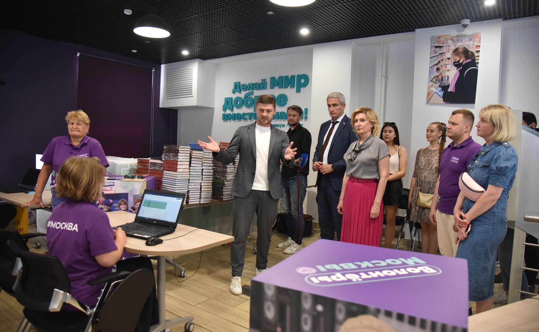 Инна Святенко провела встречу со столичными волонтерами и передала в ресурсный центр «Мосволонтер» более 1000 книг художественной литературы