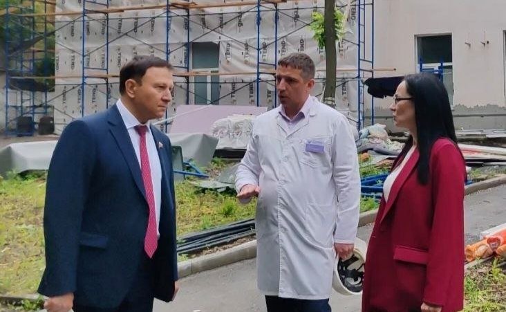 Александр Ролик в ходе региональной недели посетил реконструируемый корпус реабилитационного центра для участников СВО при Владивостокской клинической больнице №1