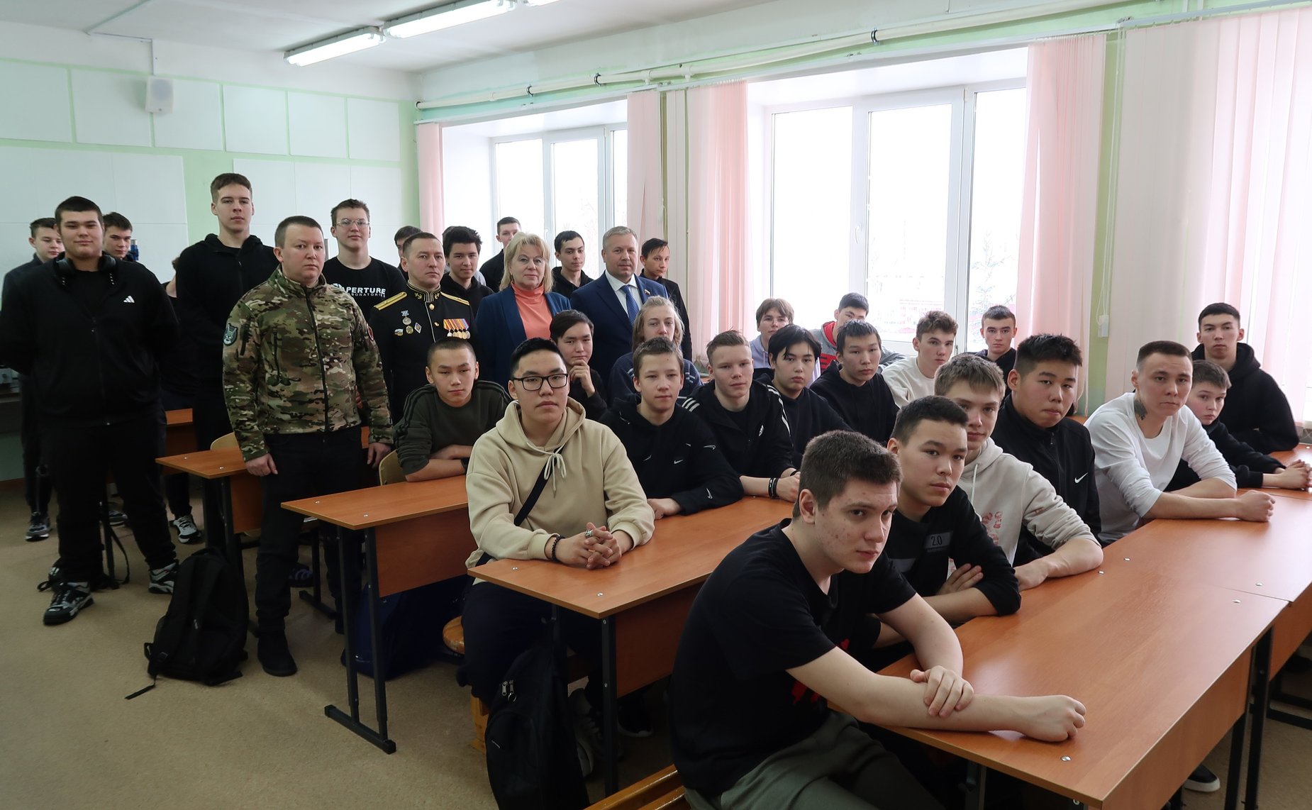 Денис Гусев в канун Дня защитника Отечества провёл встречу студентов Ненецкого АО с участником специальной военной операции и моряком-подводником