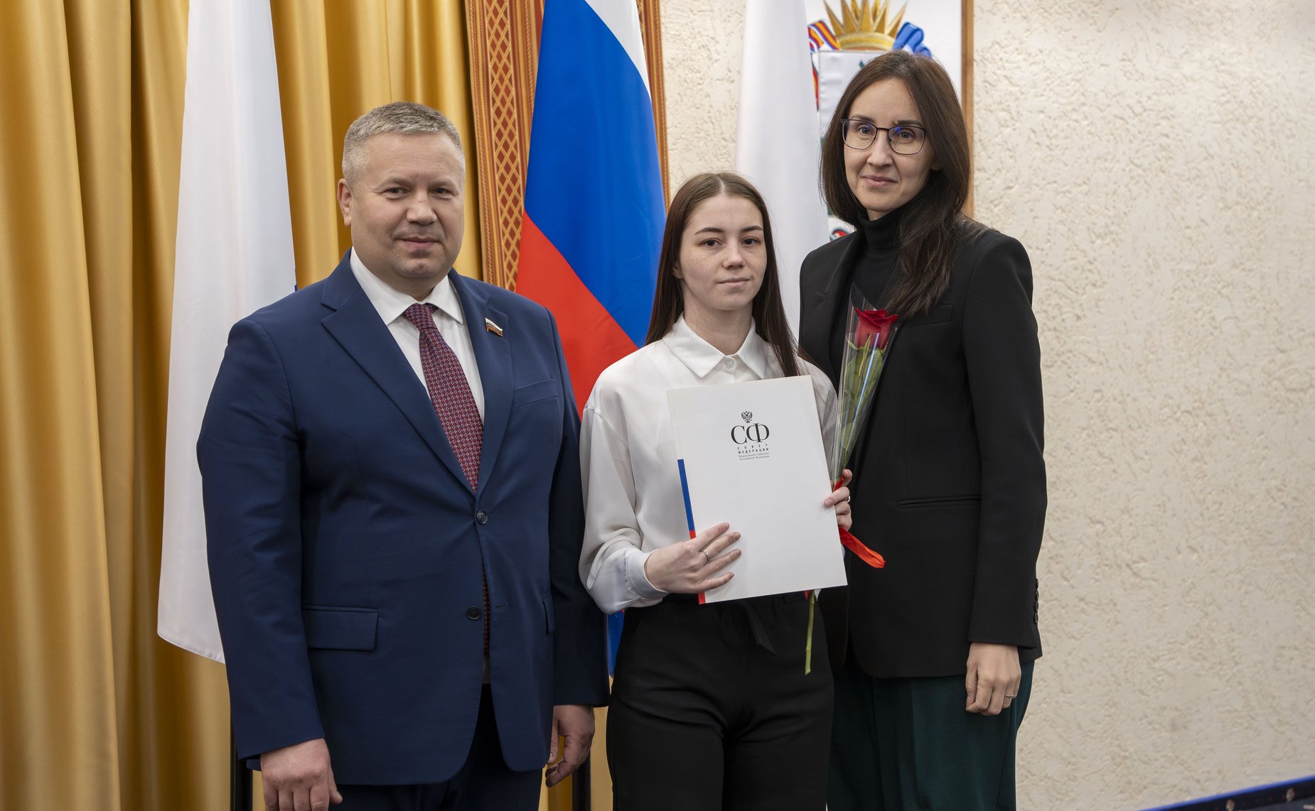 Денис Гусев вручил именные стипендии лучшим студентам учреждений профессионального образования Ненецкого АО