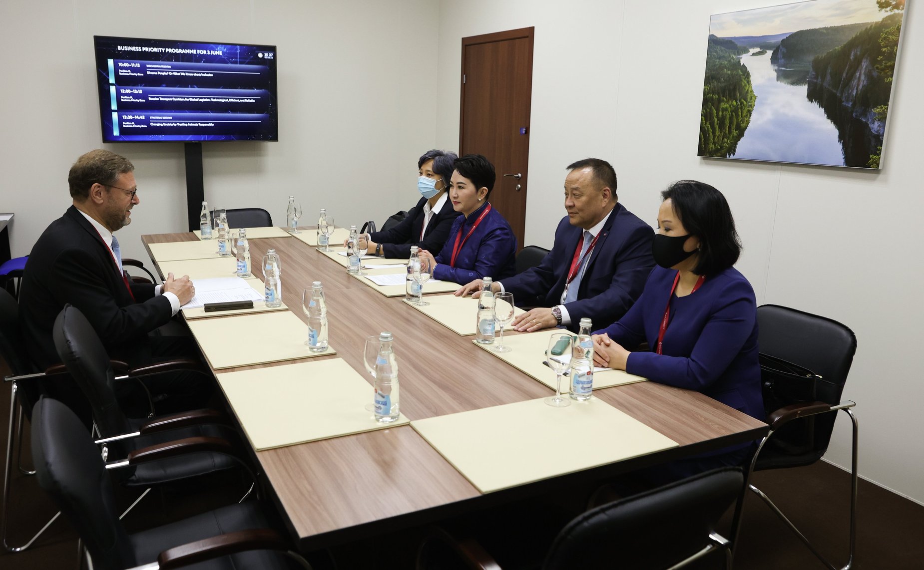 Встреча заместителя Председателя СФ Константина Косачева «на полях» XXIV ПМЭФ с Министром иностранных дел Монголии Батмунхийн Батцэцэг