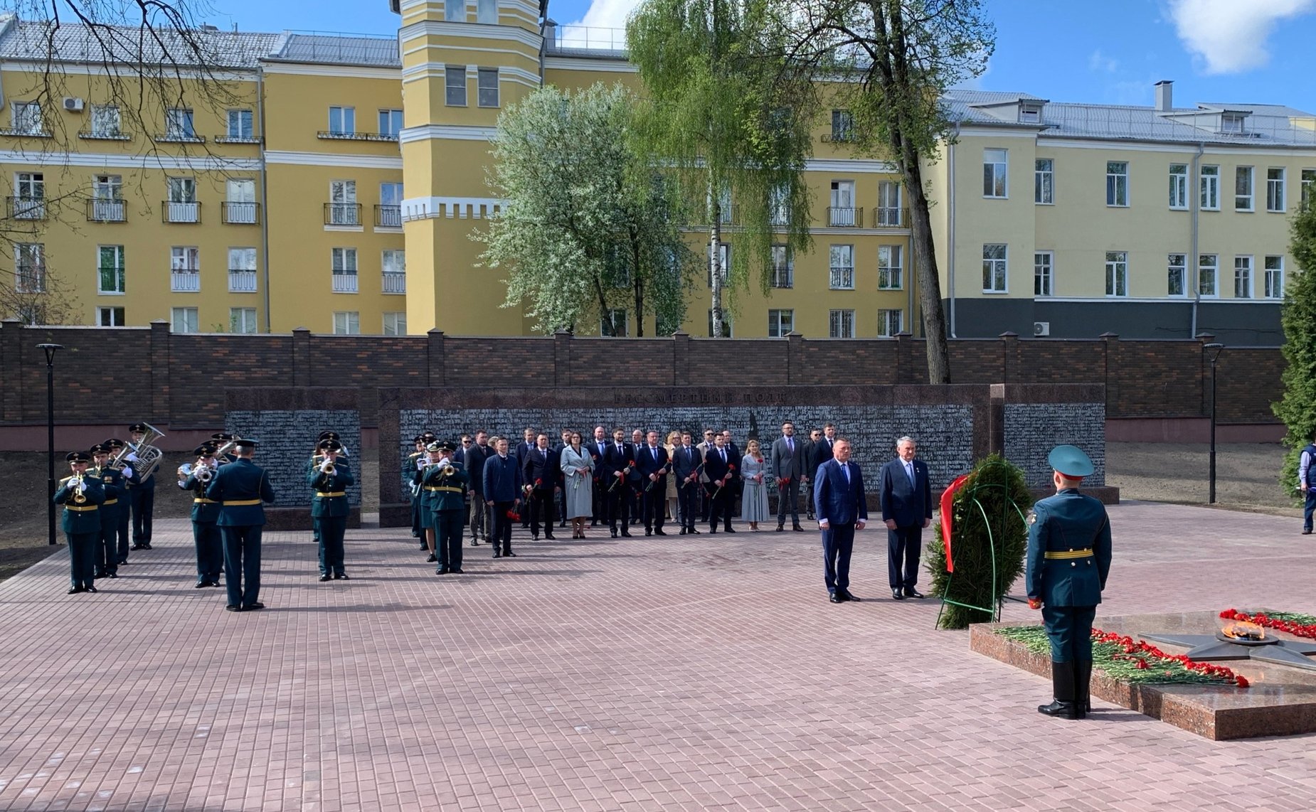 В рамках поездки в Смоленск делегации парламентариев России и Беларуси возложили цветы к Вечному огню в сквере Памяти Героев, а также посетили музей «Смоленщина в годы Великой Отечественной войны 1941 – 1945 годы»