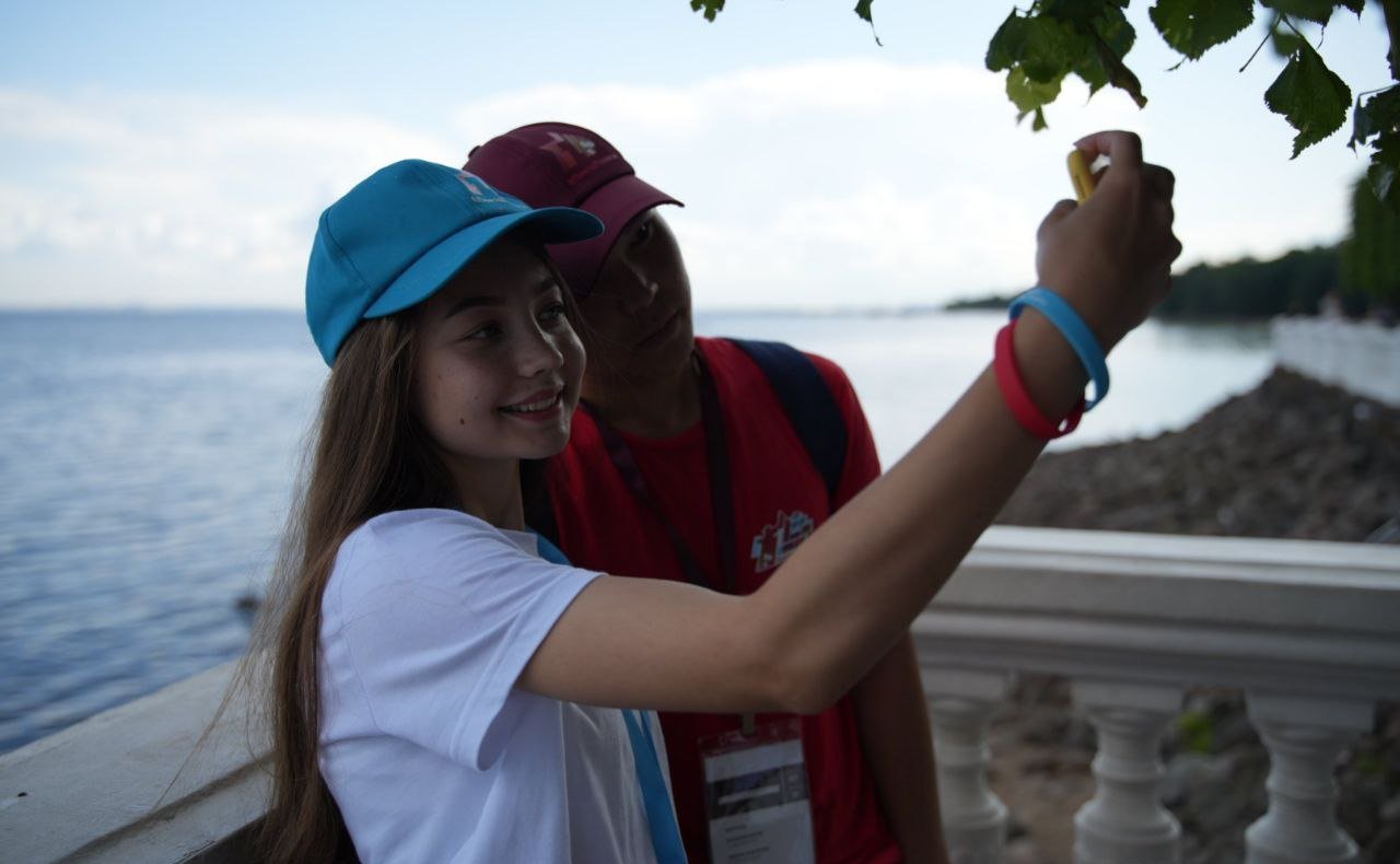 Участники проекта «Поезд Памяти» познакомились с основными достопримечательностями Санкт-Петербурга, посетили Государственный музей-заповедник «Петергоф» и Музей железных дорог России