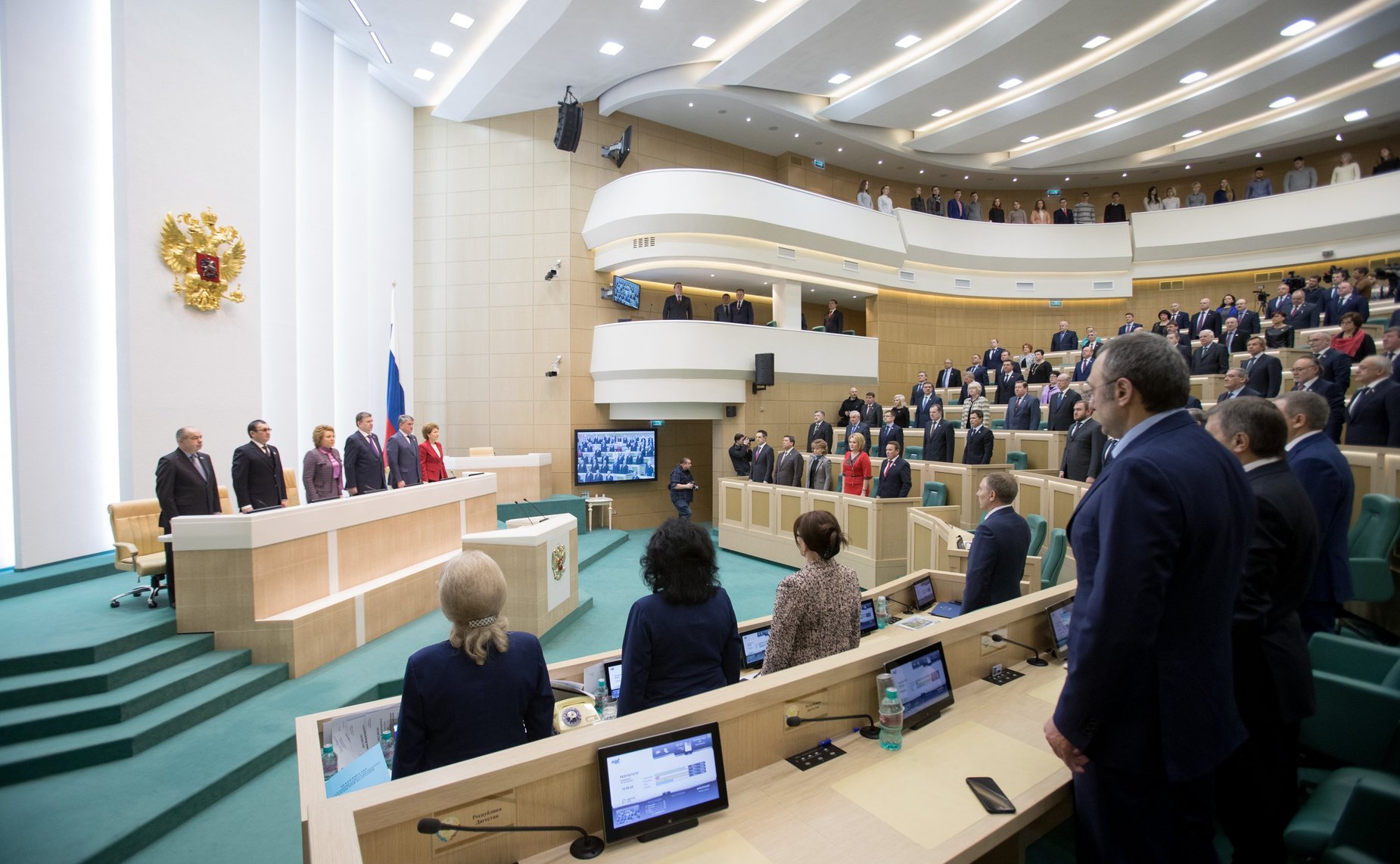 Сенаторы исполняют гимн России перед началом 406-го заседания Совета Федерации