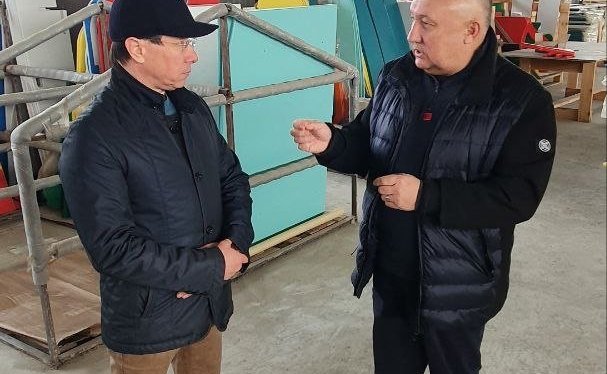 Андрей Базилевский побывал в селе Тополево Хабаровского района, где ознакомился с работой предприятия — местного производителя детских площадок