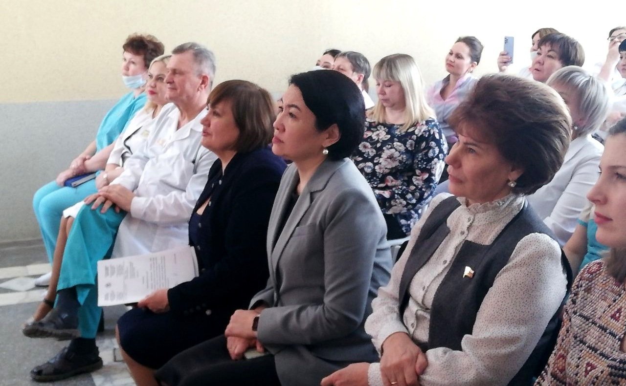 Татьяна Гигель в ходе рабочей командировки по региону приняла участие во встрече с коллективом республиканской больницы