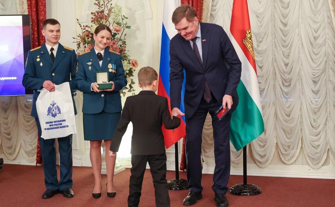 Александр Савин вручил медали за проявленное мужество юным калужанам