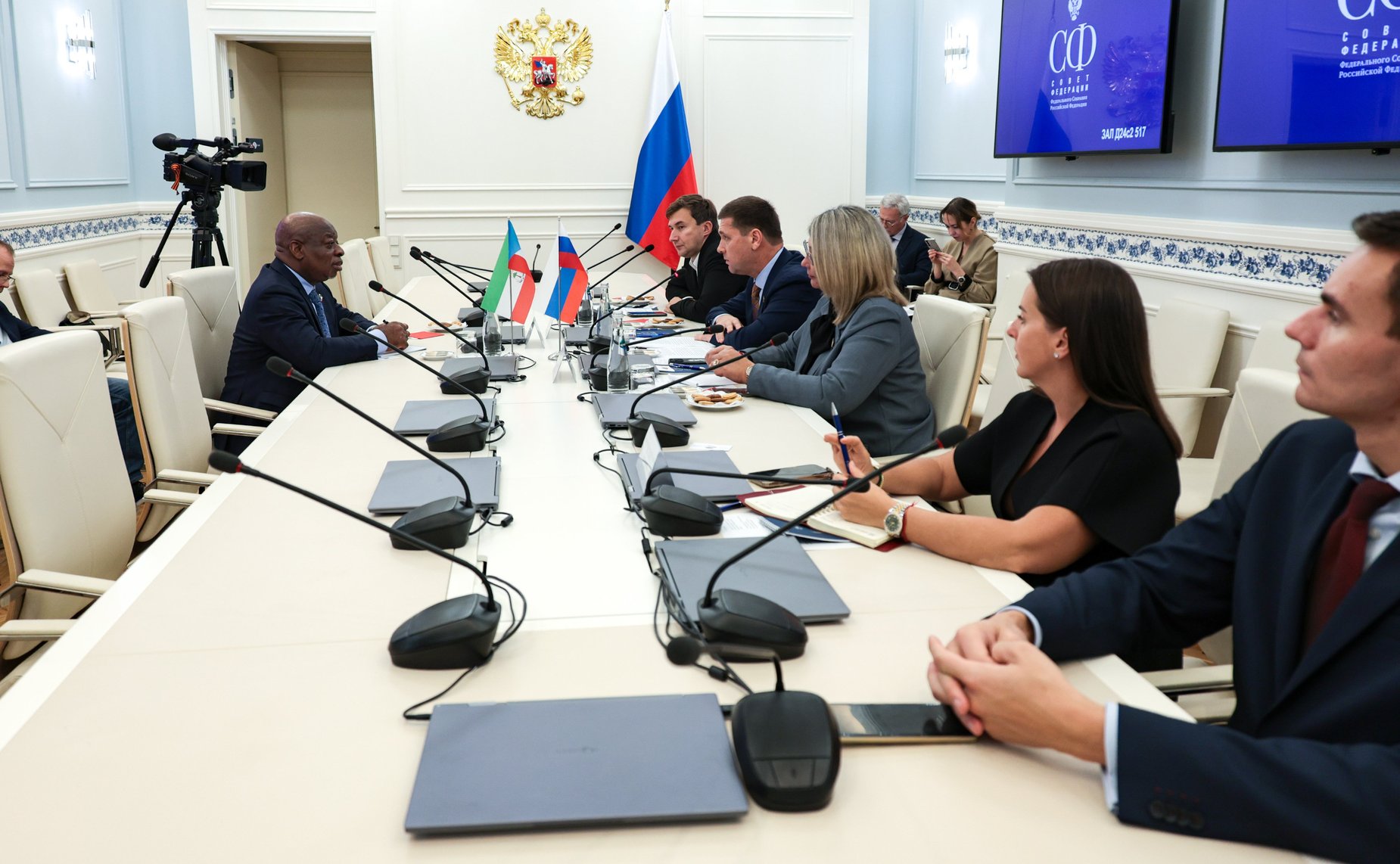 Встреча члена Комитета СФ по социальной политике .Андрея Чернышева с Чрезвычайным и Полномочным Послом Республики Экваториальная Гвинея в Российской Федерации Лусиано Айекабой