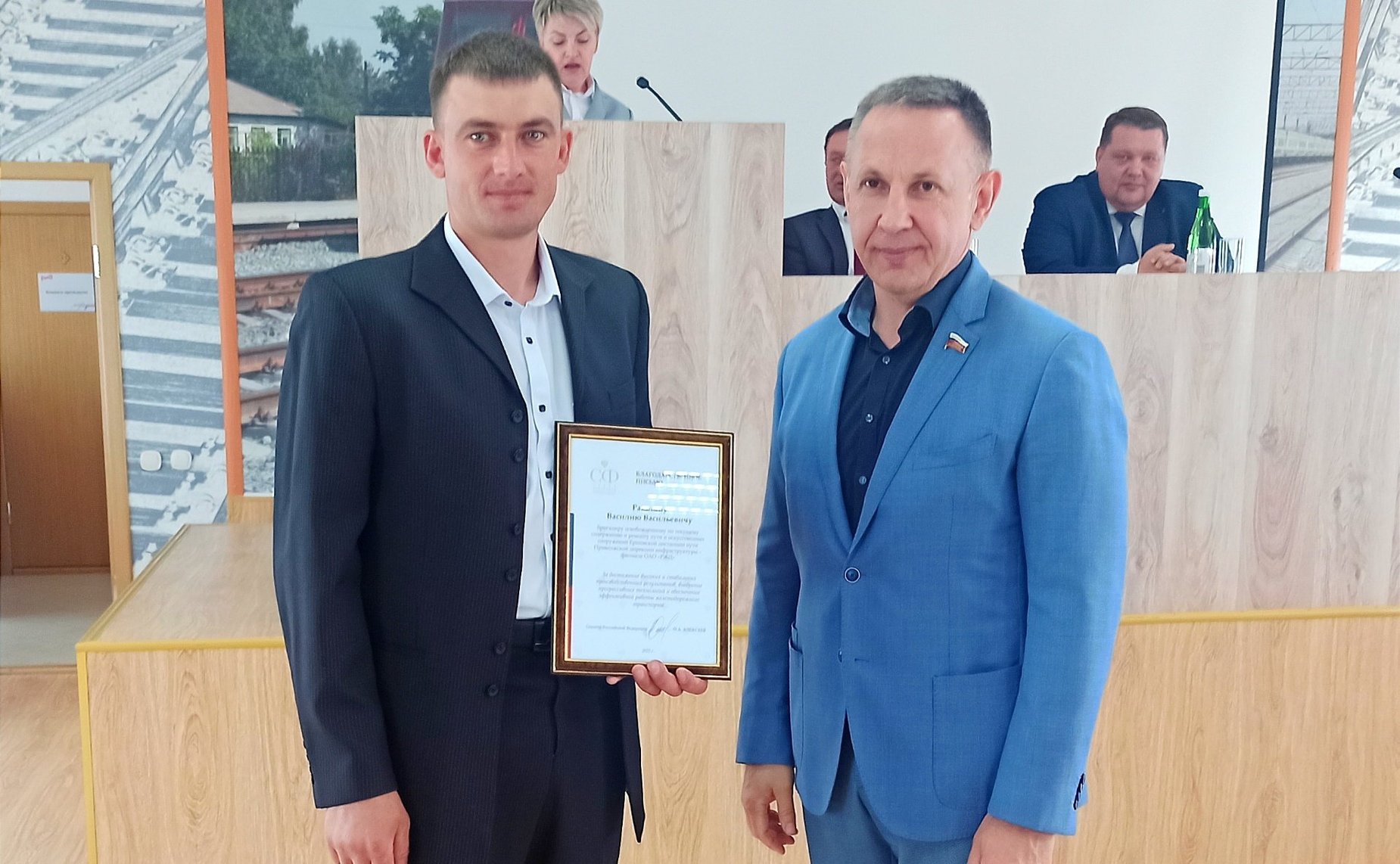 Олег Алексеев вручил благодарственные письма сенатора РФ