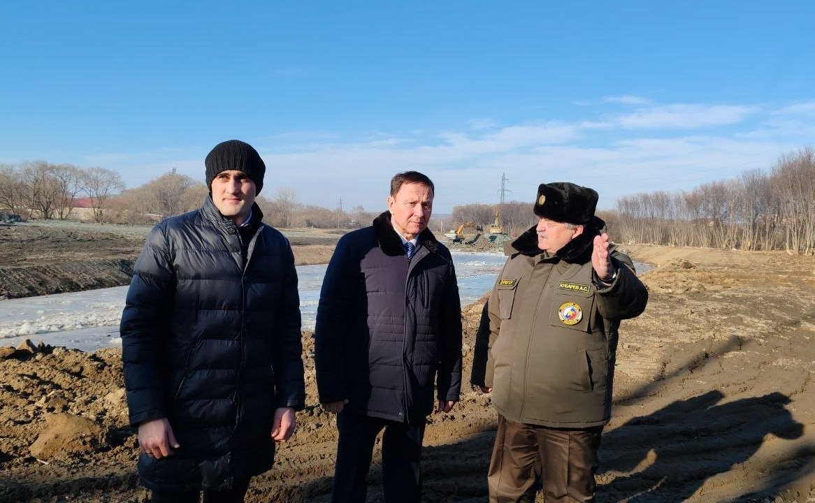 Александр Ролик во время региональной недели побывал на территориях, где ведется расчистка русел рек и подмостовых пространств для предупреждения чрезвычайных ситуаций природного характера