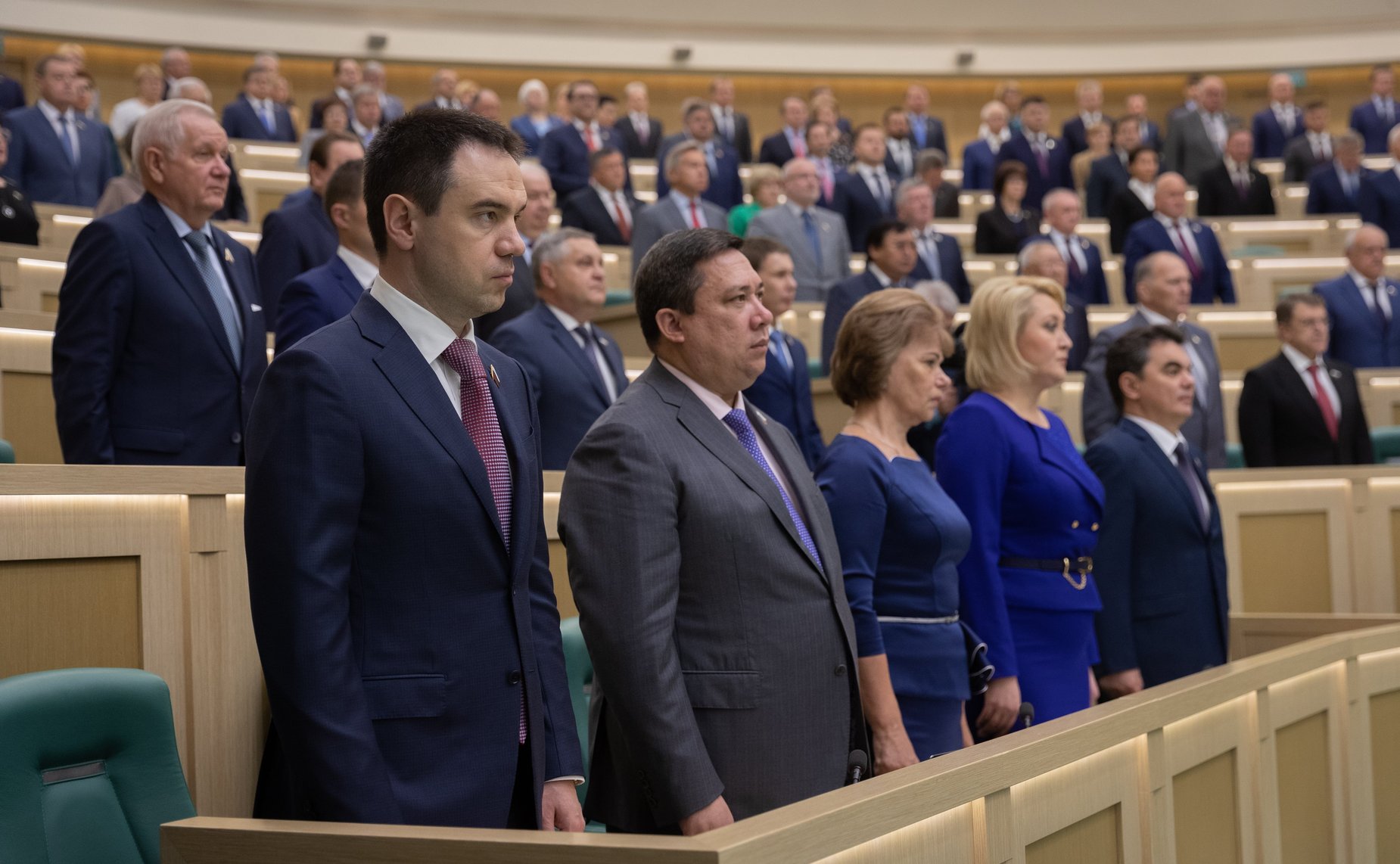 Сенаторы слушают гимн России перед началом 463-го заседания Совета Федерации