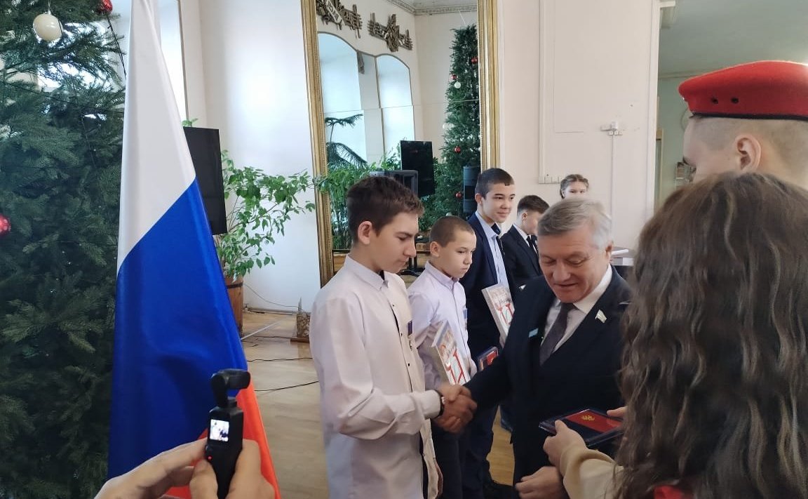 Сергей Михайлов вручил памятные медали Совета Федерации «За проявленное мужество» подросткам из города Нерчинск