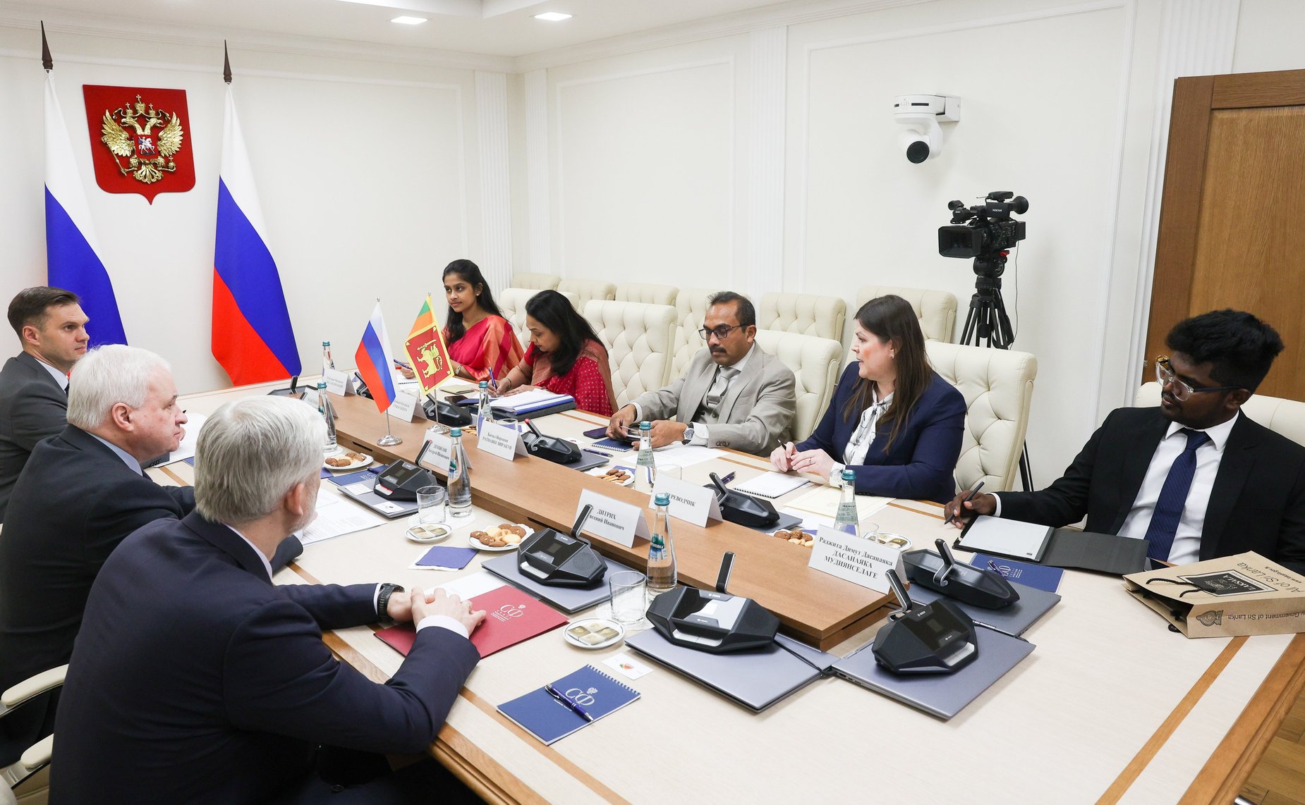 Встреча первого заместителя председателя Комитета СФ по международным делам Андрея Денисова с Министром транспорта, городского развития и по вопросам автомагистралей Шри-Ланки Бималом Нирошаном Ратнаяке Виракуном