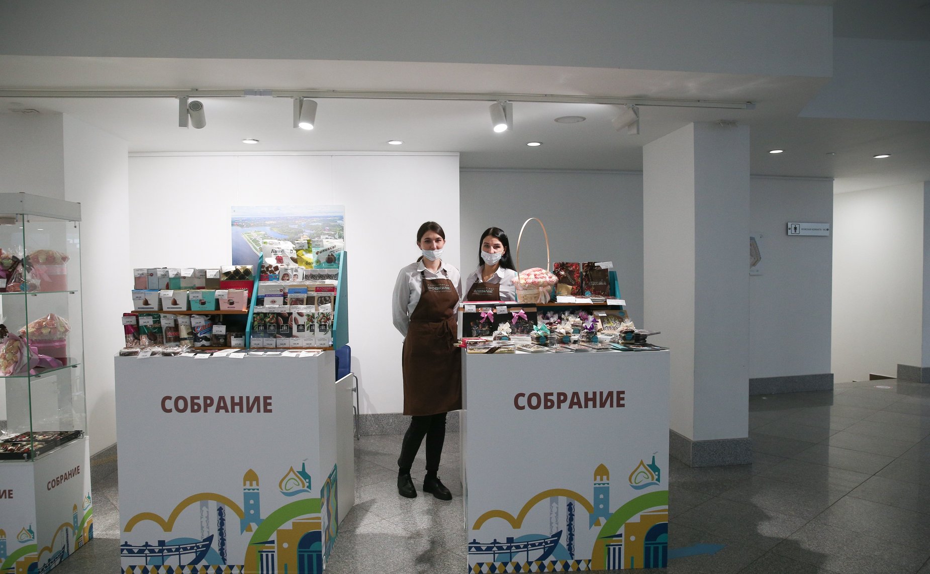 Выставка историко-культурных объектов и изделий мастеров народно-художественных промыслов Ярославской области, проходящая в рамках VIII Парламентского форума «Историко-культурное наследие России»