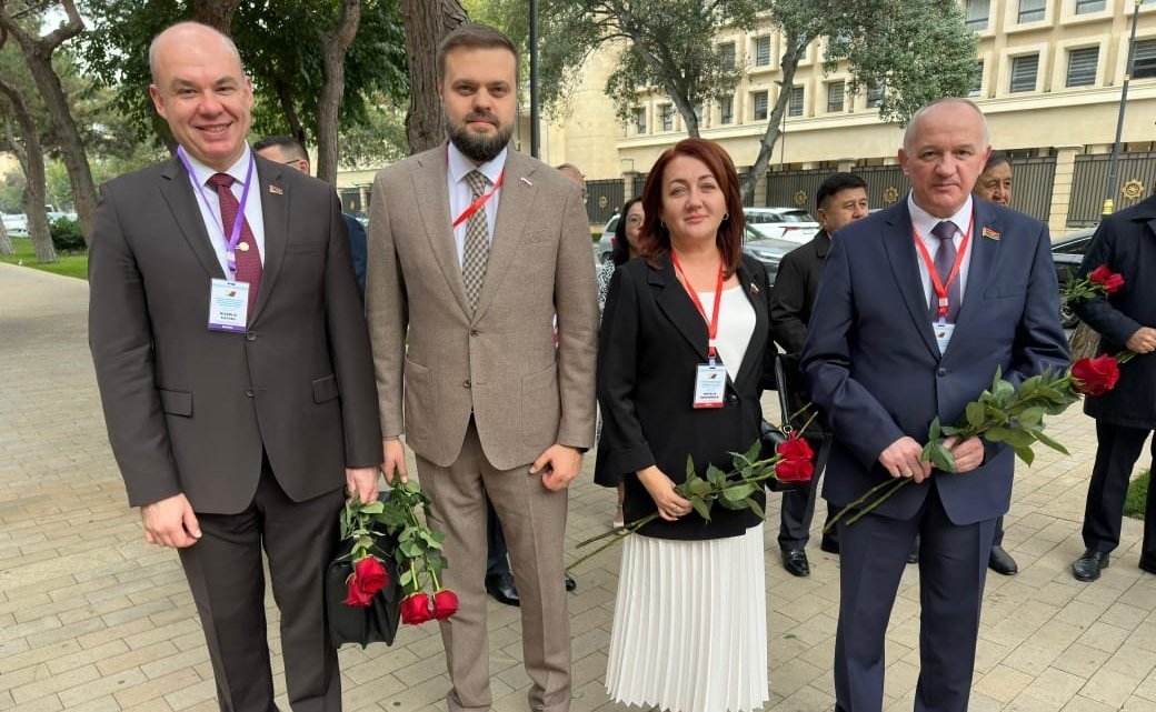 Парламентарии возложили цветы к памятнику Гейдару Алиеву