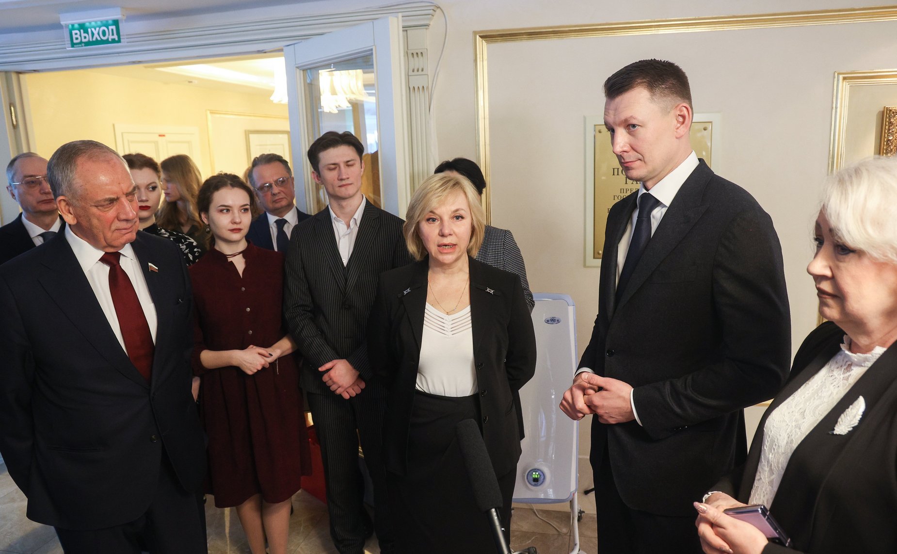 В Совете Федерации открылась фотоэкспозиция «Концертная бригада МГИК. Бойцам СВО»