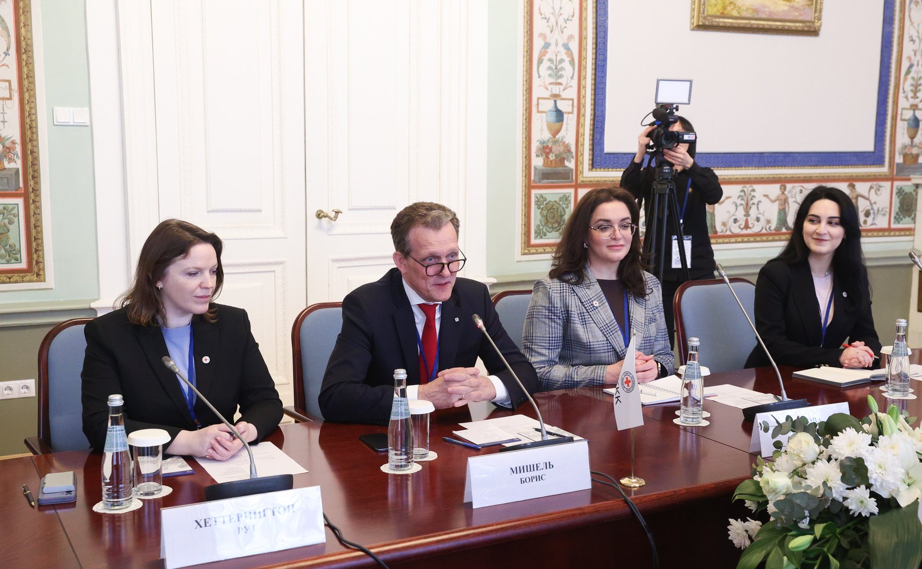 Константин Косачев провел беседу с главой региональной делегации Международного Комитета Красного Креста (МККК) в России и Беларуси Борисом Мишелем