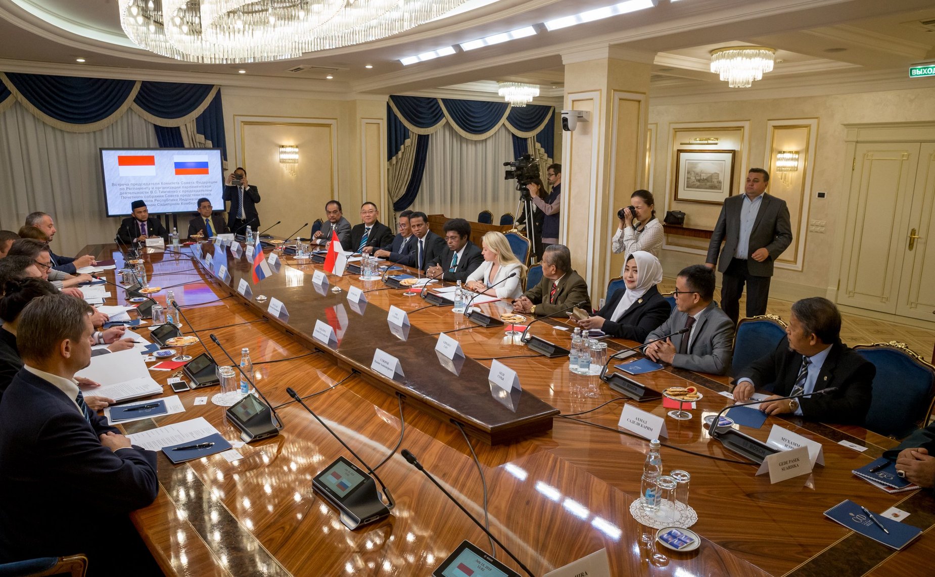 Встреча Вячеслава Тимченко с председателем Почетного собрания Совета представителей регионов Республики Индонезии Мервином Садипуном Комбером