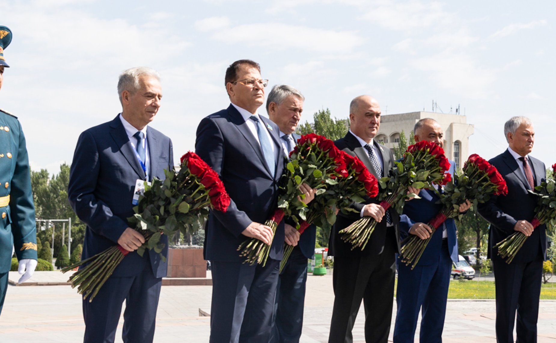 В преддверии заседания Совета ПА ОДКБ главы парламентских делегаций государств-членов ОДКБ возложили венок и цветы к Вечному огню у Монумента Победы, отдав дань памяти и уважения подвигу солдат и офицеров, павших в годы Великой Отечественной войны