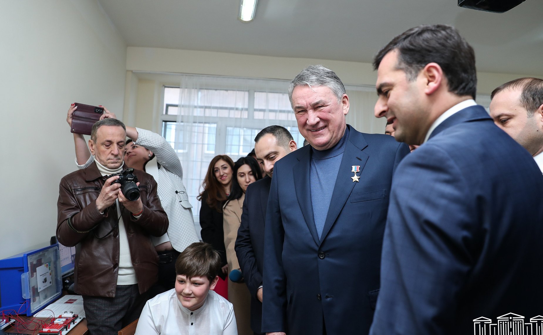 Российская делегация во главе с заместителем Председателя Совета Федерации Юрием Воробьевым передала более 1,5 тысяч учебников для трех армянских школ с обучением на русском языке