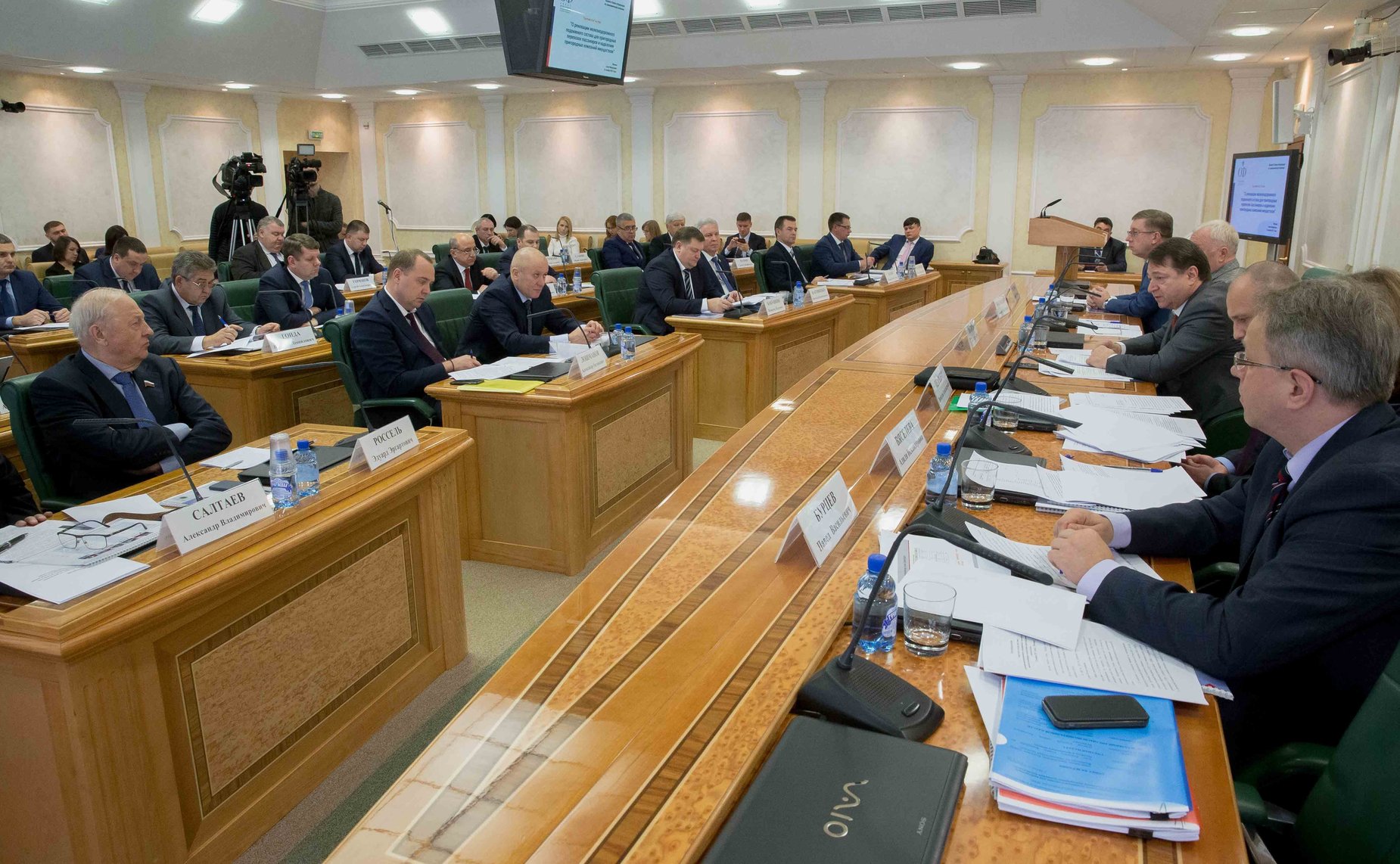 «Круглый стол» на тему «О реновации железнодорожного подвижного состава для пригородных перевозок пассажиров и наделении пригородных компаний имуществом»