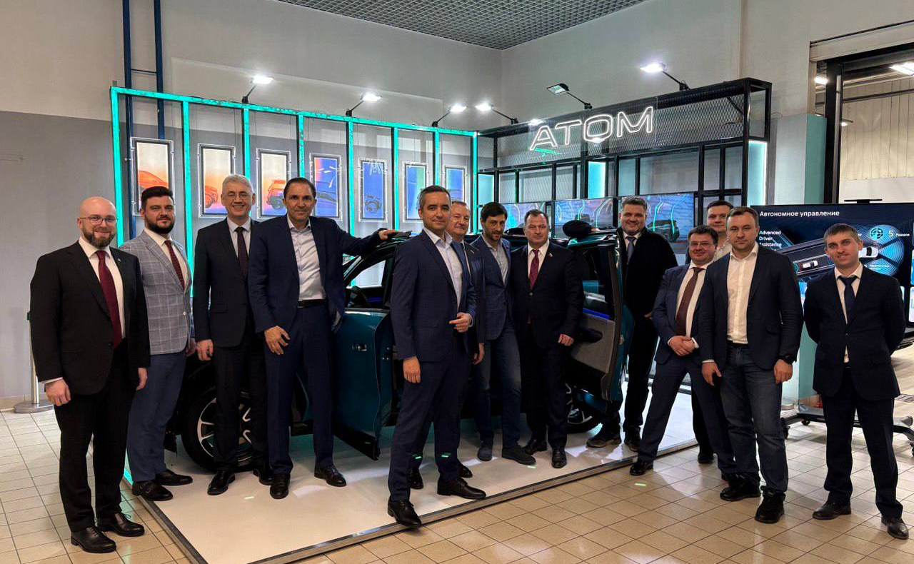 Юрий Федоров провел выездное мероприятие с членами Комитета, в ходе которого они ознакомились с ходом разработки первого российского серийного электромобиля «Атом» в Москве