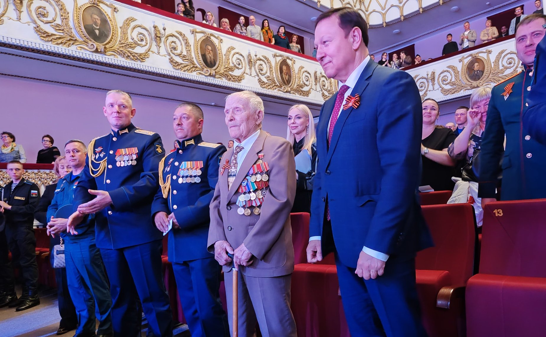 Александр Ролик встретился с ветеранами Великой Отечественной войны и принял участие в возложении венков к Вечному огню мемориала «Боевая слава Тихоокеанского флота»