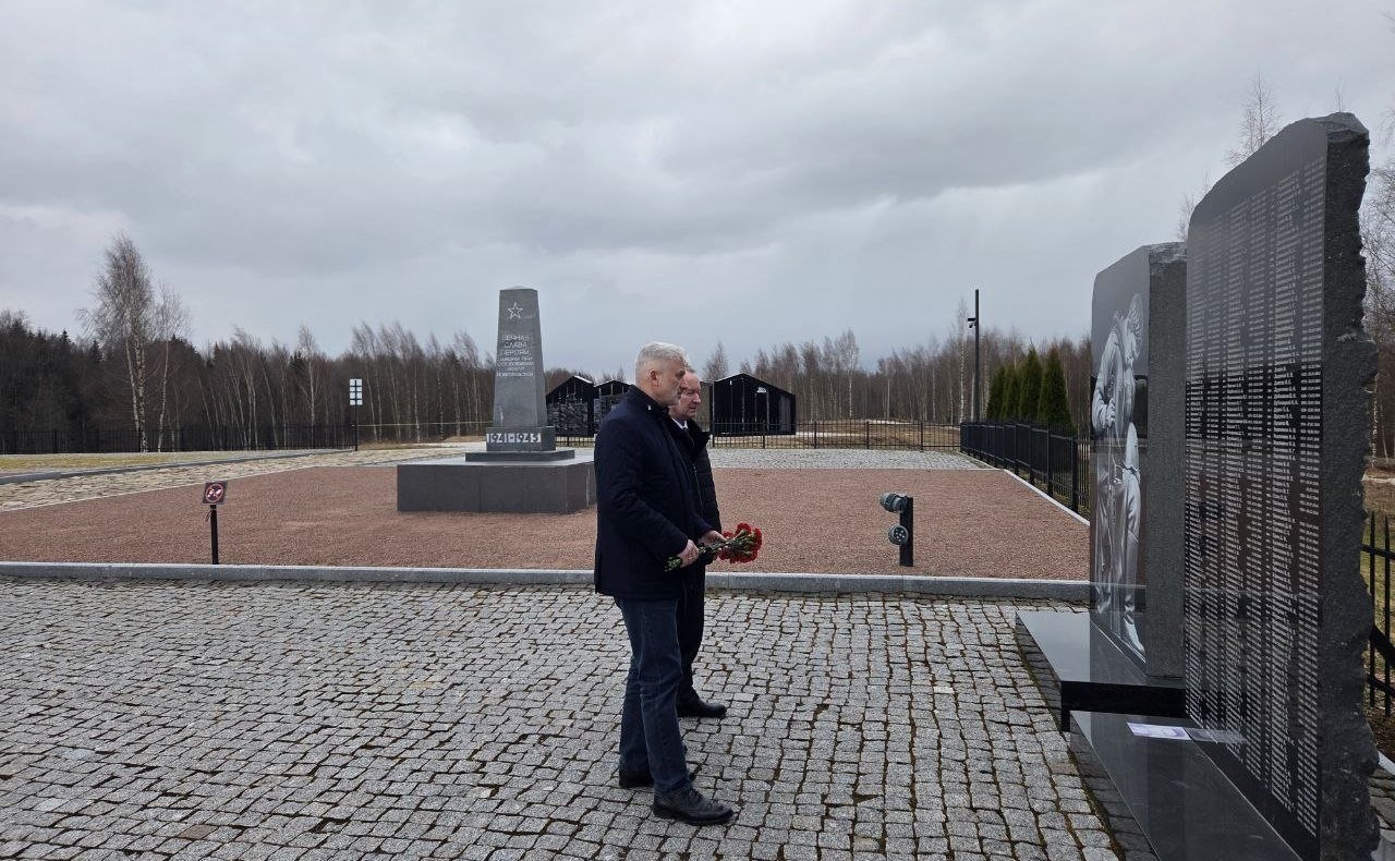 В Батецком муниципальном округе Евгений Дитрих вместе с Главой округа Владимиром Ивановым возложил цветы к монументу «Скорбящая мать» в деревне Жестяная Горка