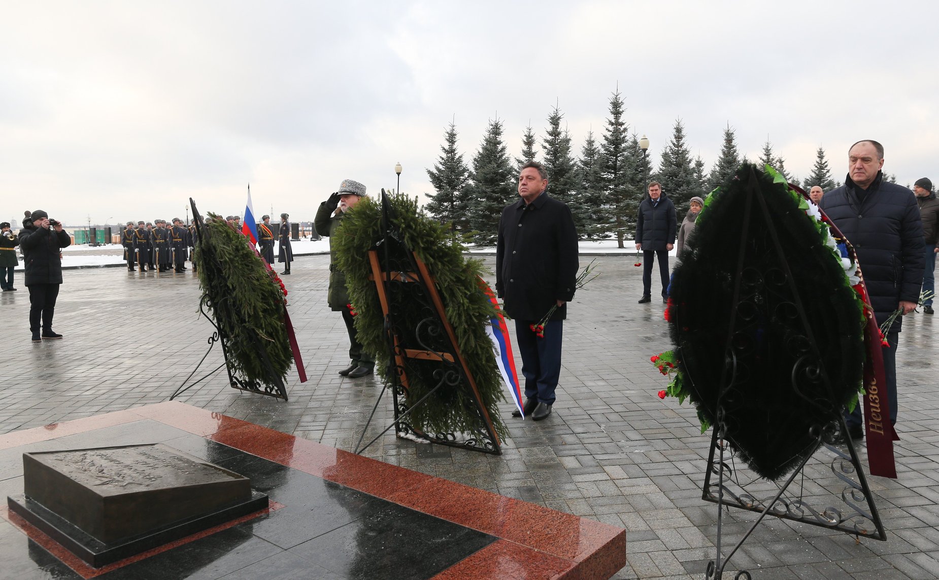 Сенаторы РФ приняли участие в траурном мероприятии, посвященном Дню Неизвестного Солдата