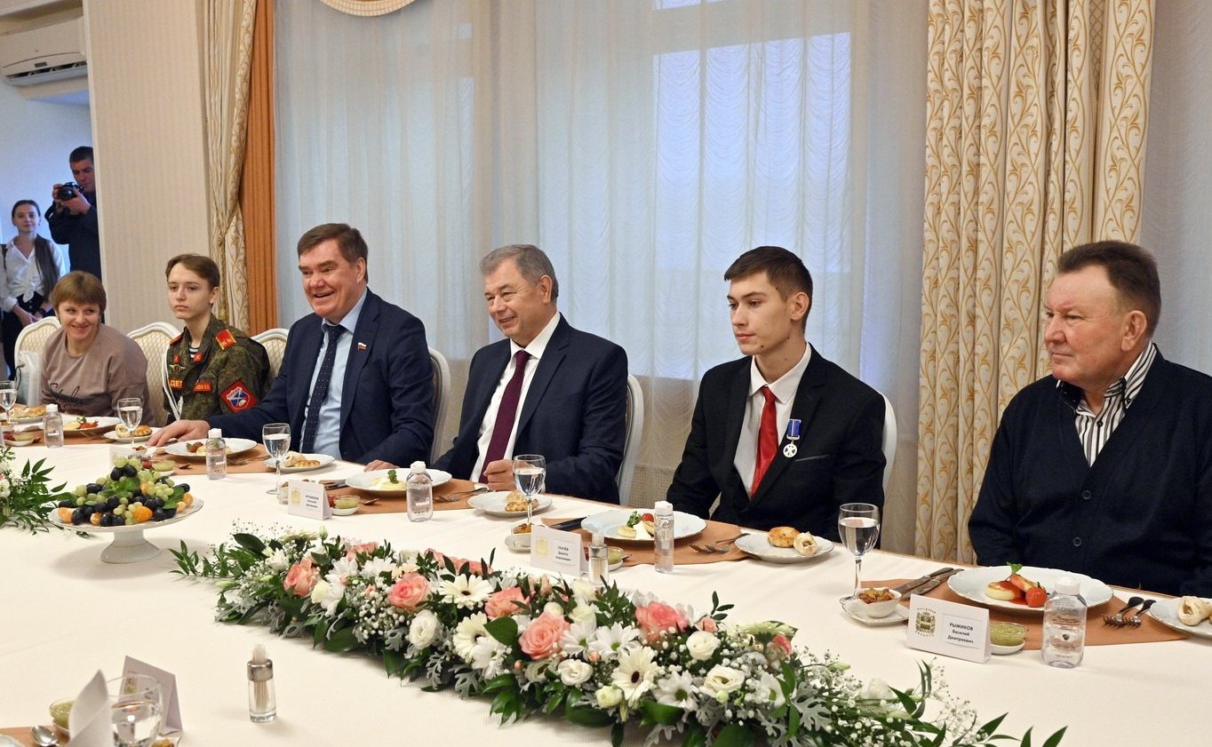 Анатолий Артамонов и Александр Савин в Калуге вручили награды подросткам, проявившим мужество в экстремальных ситуациях и спасшим человеческие жизни