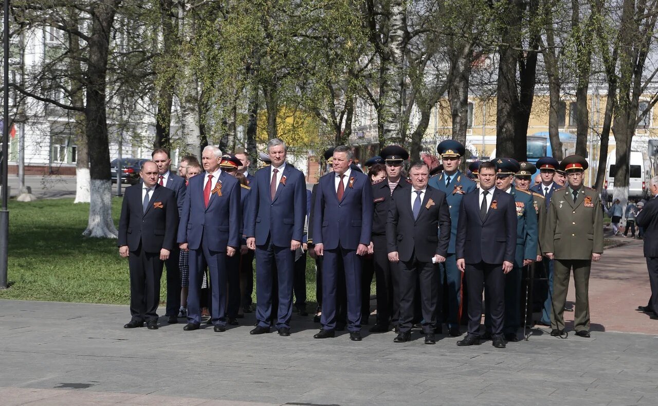 Николай Тихомиров и Олег Кувшинников приняли участие в церемонии возложения венков и цветов к мемориалу «Вечный огонь Славы»