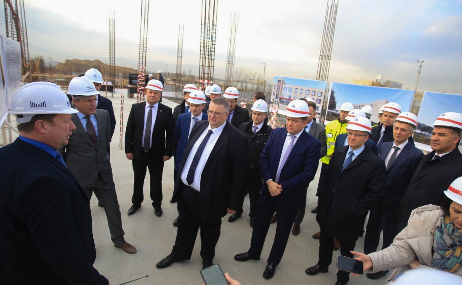 Представители российской делегации осмотрели ход возведения школ в Душанбе