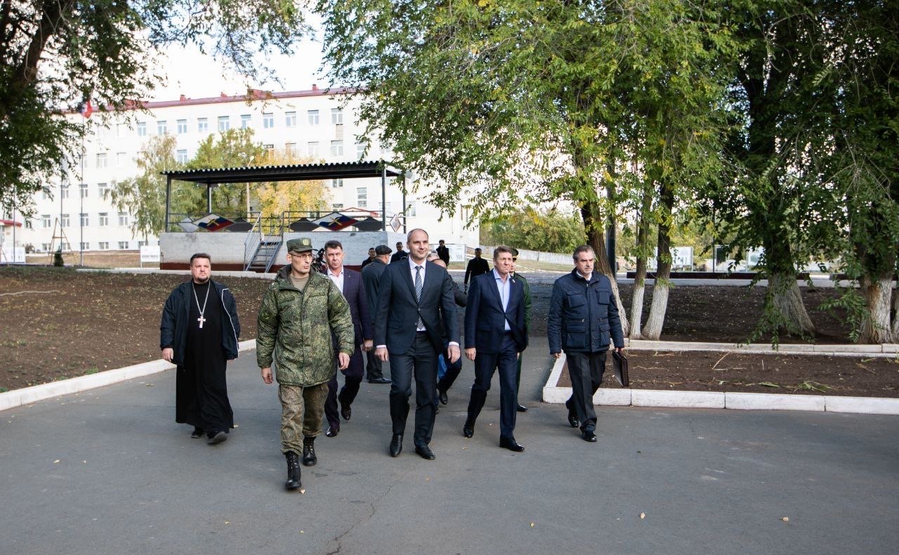 Андрей Шевченко вместе с губернатором Оренбургской области Денисом Паслером встретился с мобилизованными оренбуржцами в Тоцкой артиллерийской бригаде