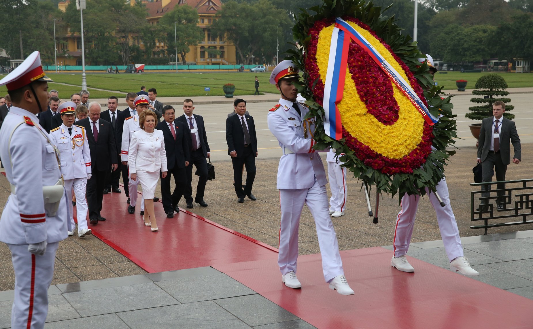 Возложение венка к мавзолею Хо Ши Мина