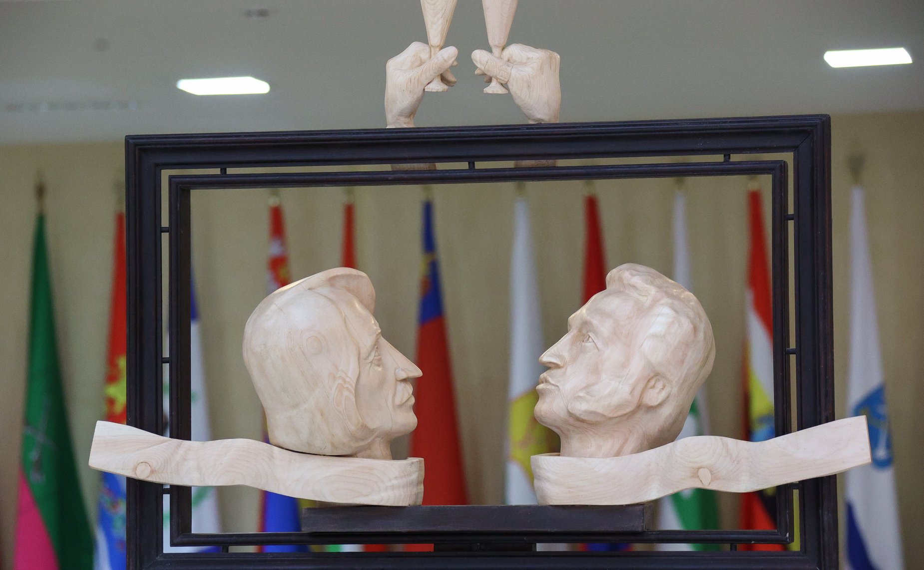 Валентина Матвиенко осмотрела выставку томского скульптора Леонтия Усова «75 – Пространство и Время»