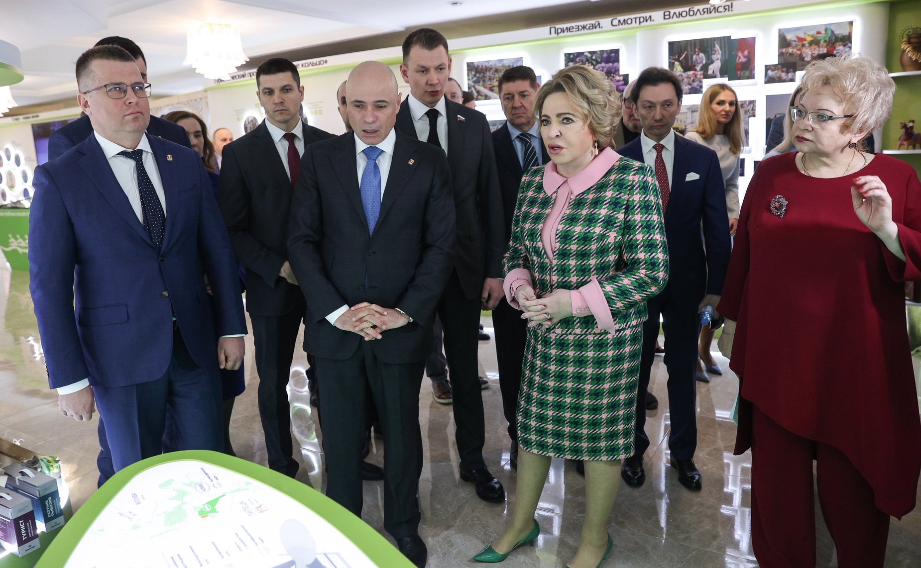Валентина Матвиенко и Игорь Артамонов осмотрели выставку, посвященную истории и перспективным направлениям развития Липецкой области