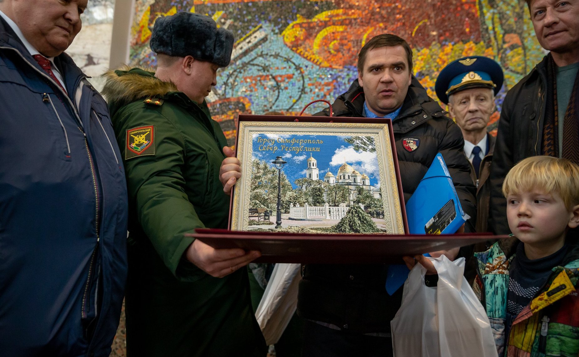 Встреча воинов гвардейского самоходного артиллерийского Симферопольского Краснознамённого орденов Суворова, Кутузова и Александра Невского полка с делегацией крымских шефов