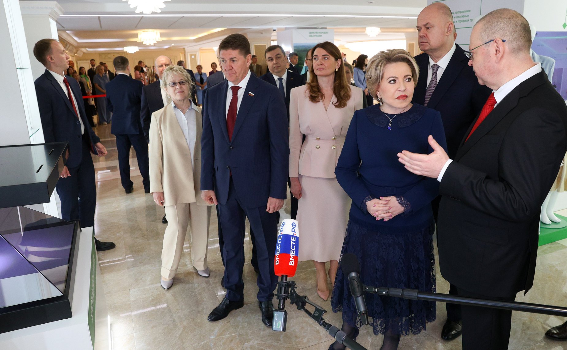 Валентина Матвиенко и Олег Мельниченко осмотрели выставку Пензенской области, развернутую в верхней палате парламента